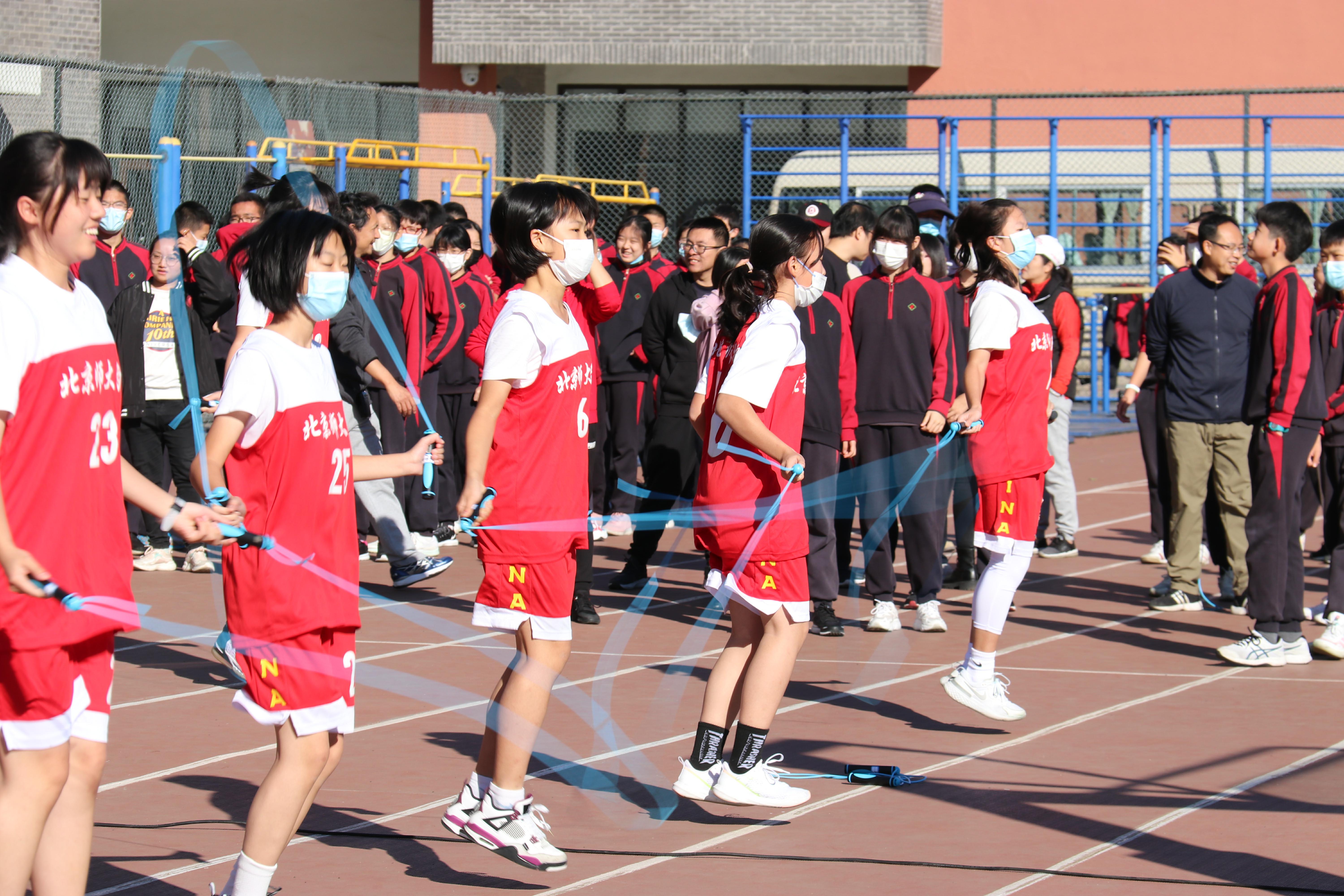 校女篮队员跳绳接力.jpg