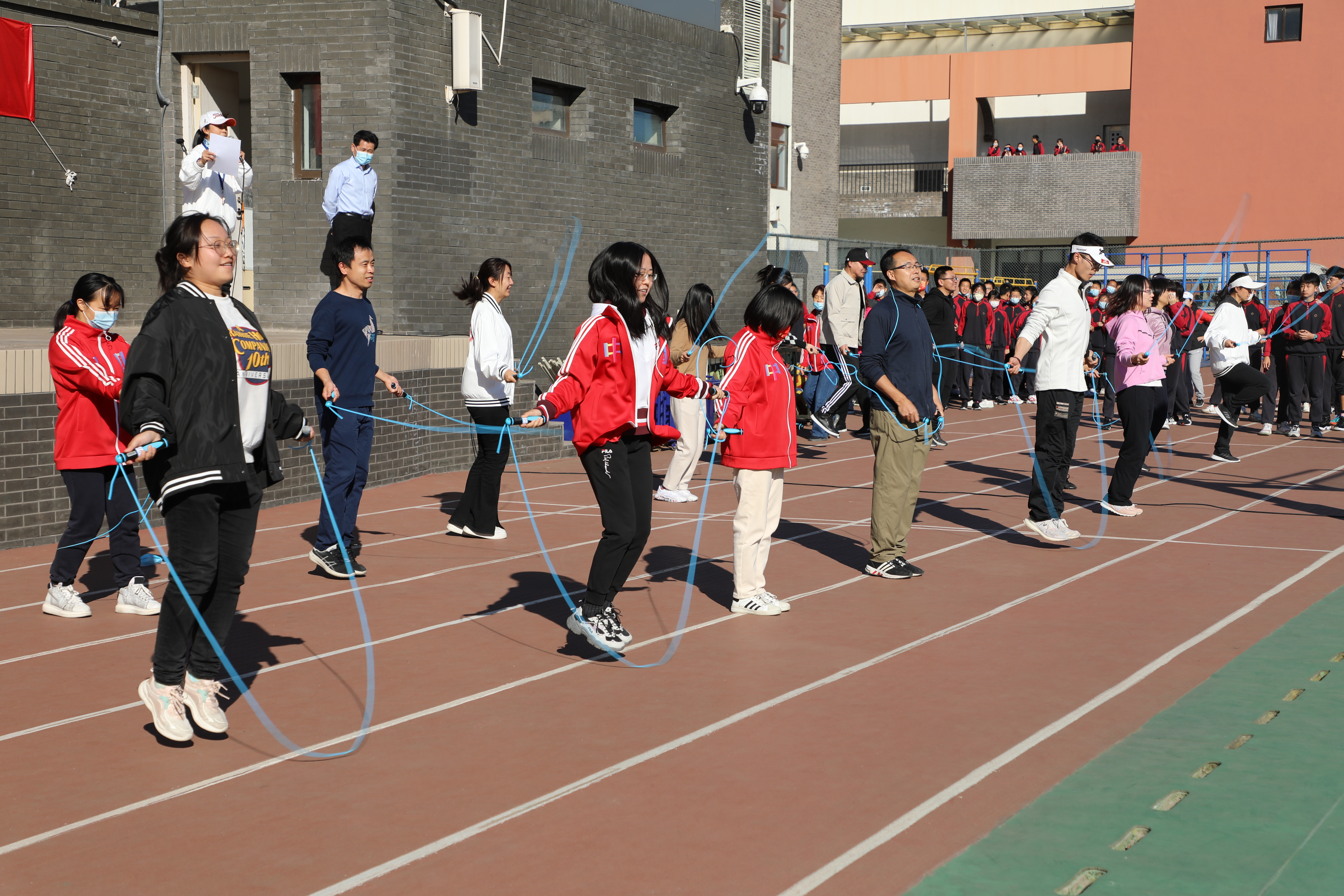 老师们参与跳绳接力给学生示范.JPG